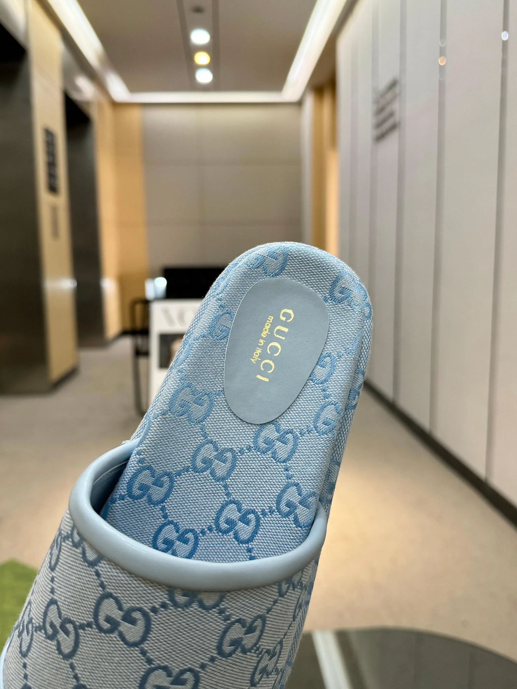 👟👟Ex-factory price 400👟👟 Shipped all year round, Gucci's latest limited edition thick-soled slippers. Top quality for sale. Purchase genuine product for development. The material and workmanship are consistent with the original. Upper: original special printing process. Lining: dyed sheepskin. Outsole: Italian private model outsole. Size: 35-43M standard size. 41, 42, 43 are also customized and cannot be returned. Sole thickness: 5.5cm. Forefoot 4cm.